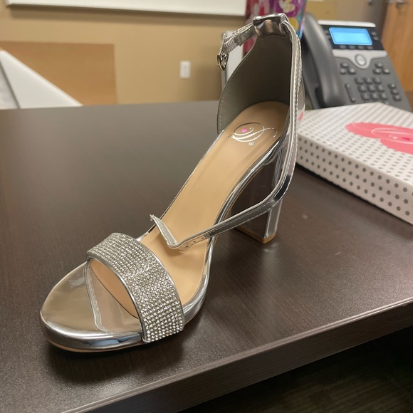 Brand new silver heels size 7. Bought from Windsor never worn - Picture 2 of 2